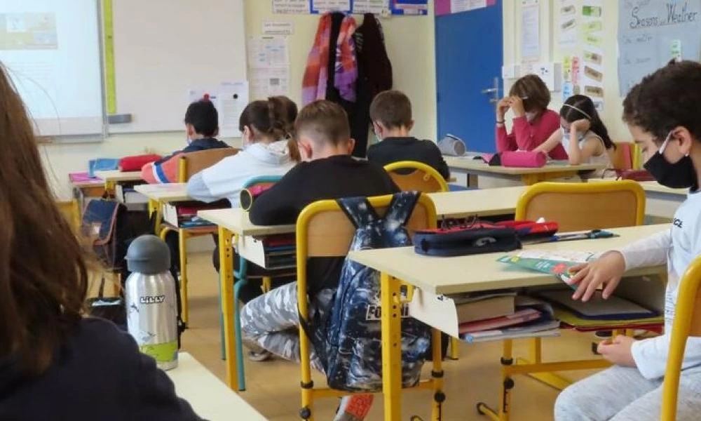 Γαλλία: Επιστρέφει η μάσκα στα δημοτικά σχολεία